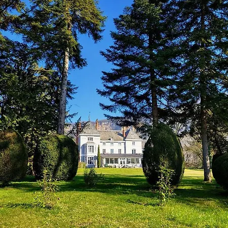Domaine Des Cèdres - Logis Hôtel, Résidence, Et Insolites Villebois