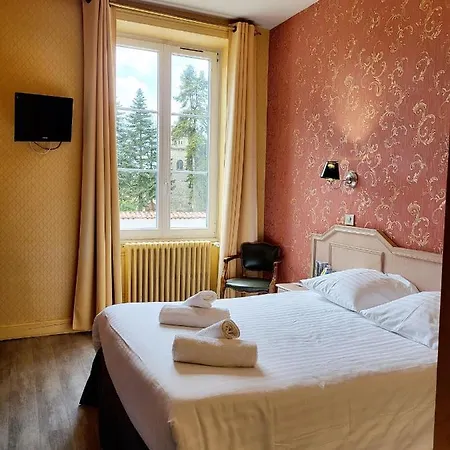 Hotel Domaine Des Cèdres - Logis Hôtel, Résidence, Et Insolites 3*